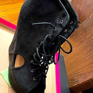 Charlotte Russe Lace up Bootie sz 10 wedge Black